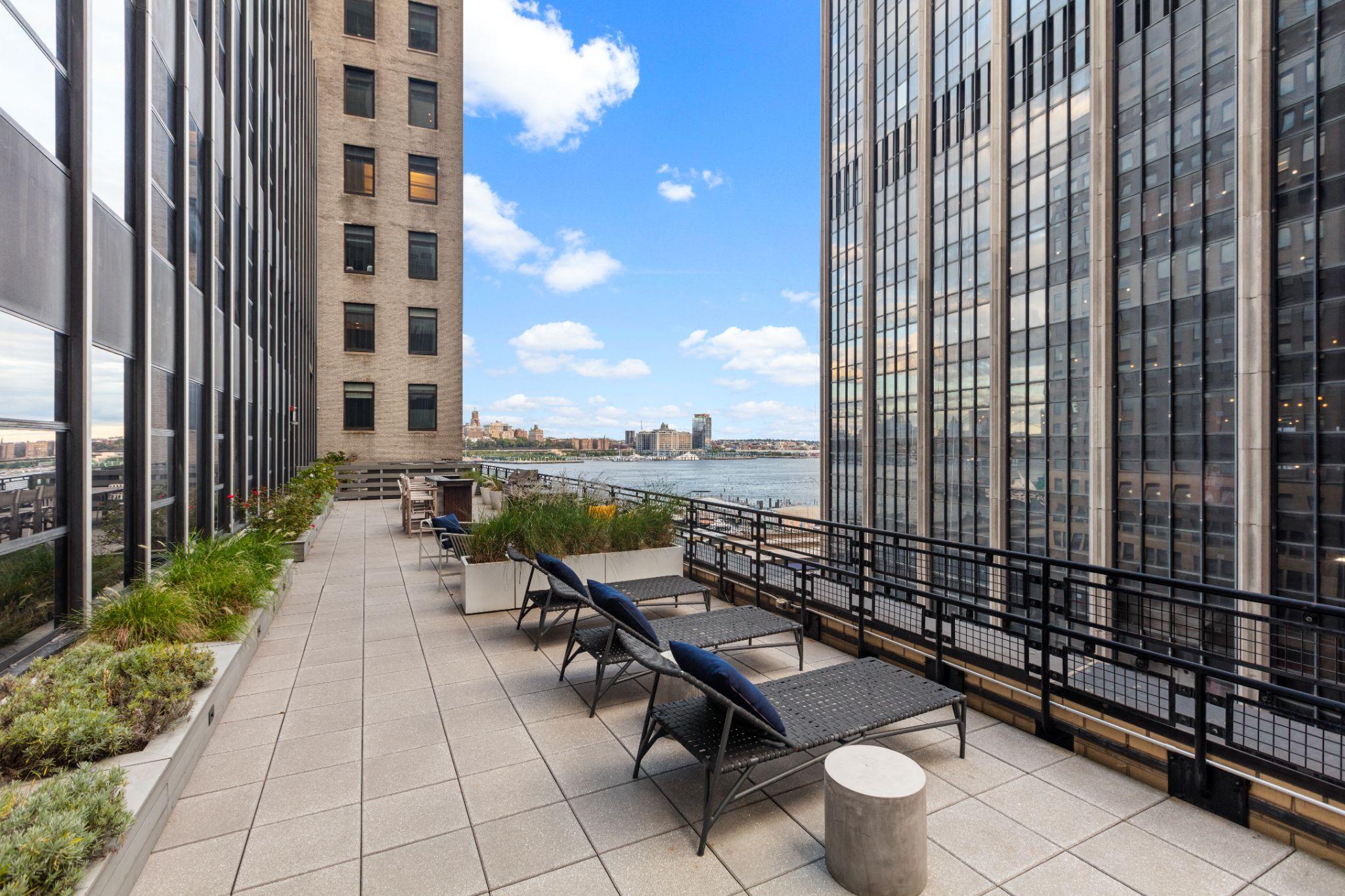 Rent Furnished NYU Summer Housing at a luxurious Manhattan highrise