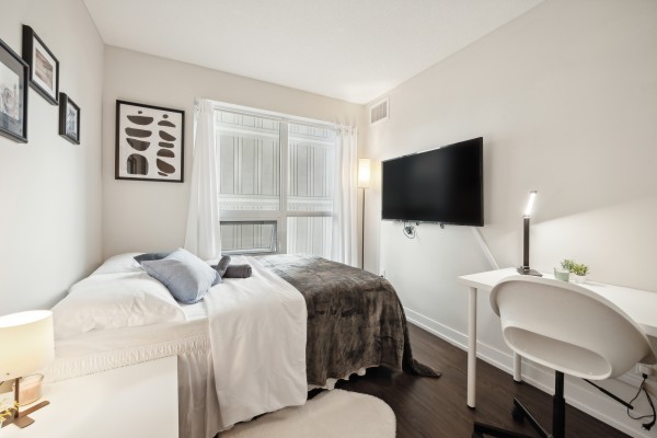 Image 12: Deluxe Room - 561 Sherbourne